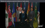 Conférence de presse des dirigeants syndicaux, incluant Debi Daviau